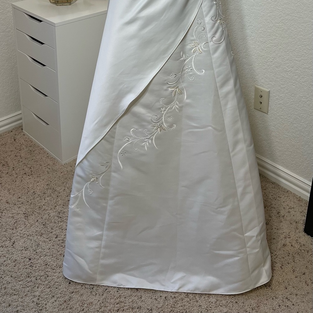 Wedding Dress - Picture 5 of 10